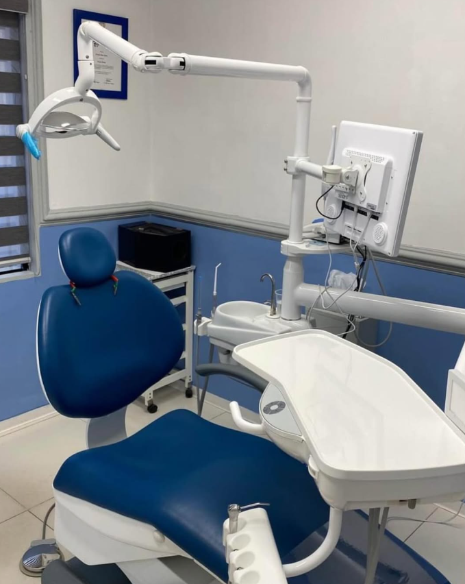Interior del consultorio dental Alfa Dental Care con equipo moderno y ambiente acogedor