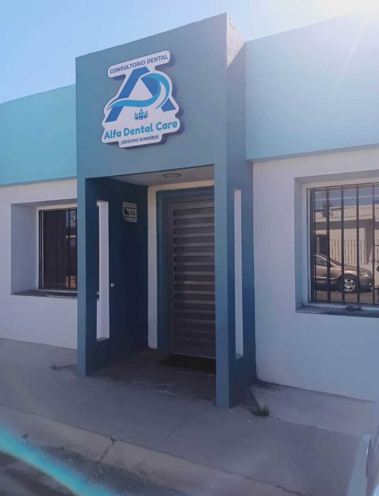 Fachada exterior del consultorio dental Alfa Dental Care en Ensenada, Baja California